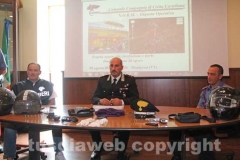 Il tenente Filetto illustra alla stampa i dettagli dell\'operazione