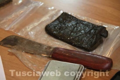 Il coltello per tagliare la droga e il panetto pakistano che ha dato il nome all\'operazione