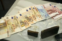 Droga, soldi, cellulari e materiale per il confezionamento sequestrati dai carabinieri