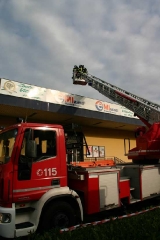I vigili del fuoco domano l\'incendio a Tuscania