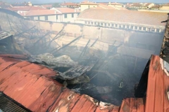 I vigili del fuoco domano l\'incendio a Tuscania
