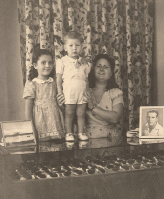 Viterbo - Ottica Burla - Nonna e zia di Massimo Burla, Eliana e Nadia con Mauro Burla, 1953