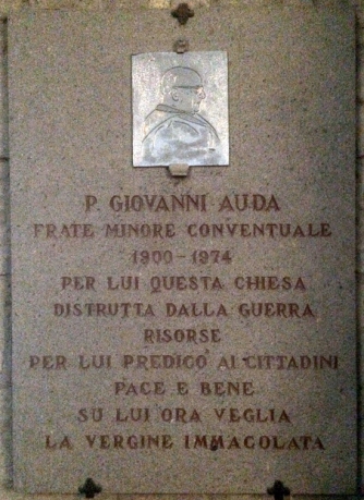 La lapide a ricordo di padre Giovanni Auda all\'interno della basilica di san Francesco