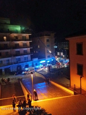 Palazzina in fiamme al quartiere Paradiso
