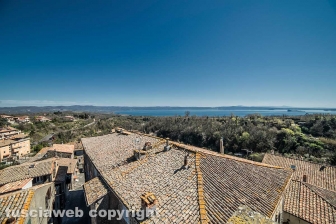 Gradoli - Il lago di Bolsena da palazzo Farnese