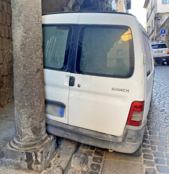 Viterbo - Il furgoncino parcheggiato sotto palazzo Mazzatosta