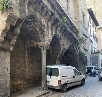 Viterbo - Il furgoncino parcheggiato sotto palazzo Mazzatosta