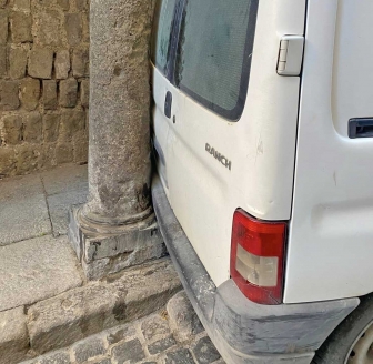Viterbo - Il furgoncino parcheggiato sotto palazzo Mazzatosta