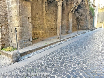 Palazzo Mazzatosta, parcheggi selvaggi e paletti al cemento