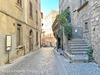 Palazzo Mazzatosta, parcheggi selvaggi e paletti al cemento