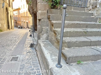 Palazzo Mazzatosta, parcheggi selvaggi e paletti al cemento