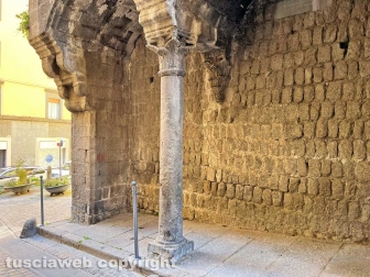 Palazzo Mazzatosta, parcheggi selvaggi e paletti al cemento