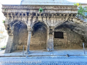 Palazzo Mazzatosta, parcheggi selvaggi e paletti al cemento