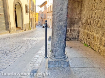 Palazzo Mazzatosta, parcheggi selvaggi e paletti al cemento