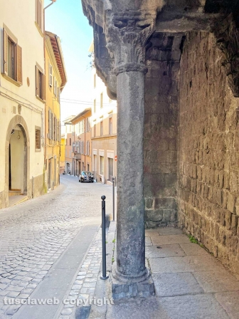 Palazzo Mazzatosta, parcheggi selvaggi e paletti al cemento