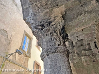 Palazzo Mazzatosta, parcheggi selvaggi e paletti al cemento