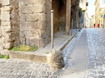 Palazzo Mazzatosta, parcheggi selvaggi e paletti al cemento