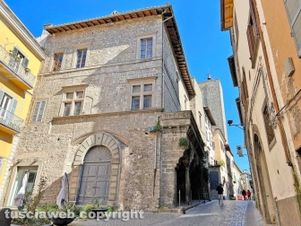 Palazzo Mazzatosta, parcheggi selvaggi e paletti al cemento