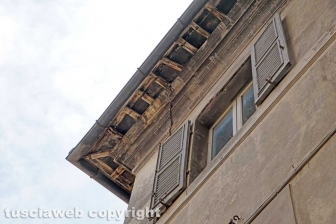 Palazzo pericolante in via del Gonfalone