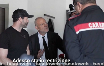 Giulio Golia e Giovanni De Carolis con i carabinieri