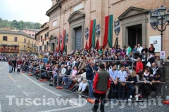 Il pubblico in piazza in attesa della proclamazione del vincitore