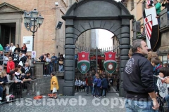 Il pubblico in piazza in attesa della proclamazione del vincitore