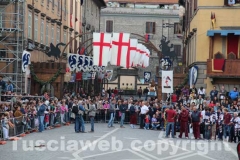 Il pubblico in piazza in attesa della proclamazione del vincitore