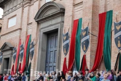 Il pubblico in piazza in attesa della proclamazione del vincitore