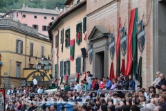 Il pubblico in piazza in attesa della proclamazione del vincitore