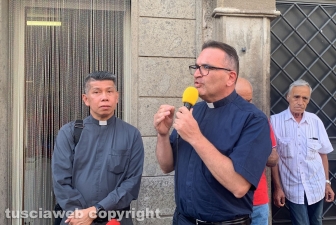 Viterbo - Palio delle botti - don Luca Scuderi e don Dante Daylusan Villanueva