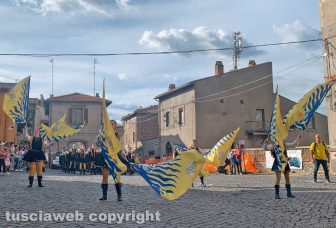Viterbo - Palio delle botti a Pianoscarano - Gli sbandieratori del Centro storico