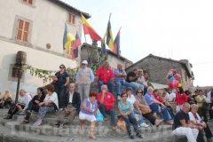 La gente sulla fontana della piazza