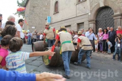 I partecipanti portano le botti