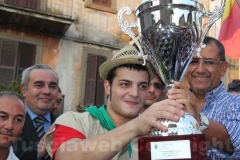 Il vincitore alza il trofeo