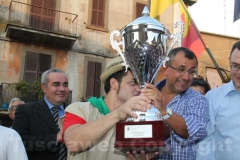 Il vincitore alza il trofeo