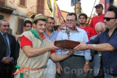 Il vincitore alza il trofeo