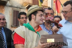 Il vincitore alza il trofeo