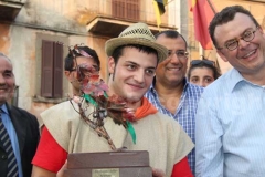 Il vincitore alza il trofeo