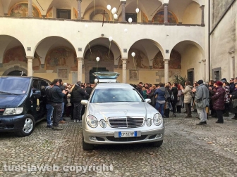 Palloncini bianchi per Christian Poscia