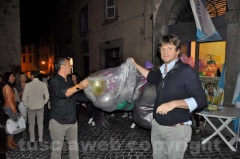 Palloncini nella voragine di piazza del Gesù