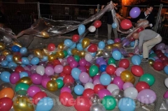 Palloncini nella voragine di piazza del Gesù