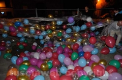 Palloncini nella voragine di piazza del Gesù