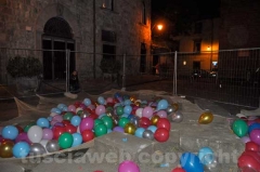 Palloncini nella voragine di piazza del Gesù