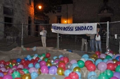 Palloncini nella voragine di piazza del Gesù