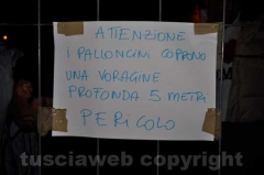 Palloncini nella voragine di piazza del Gesù