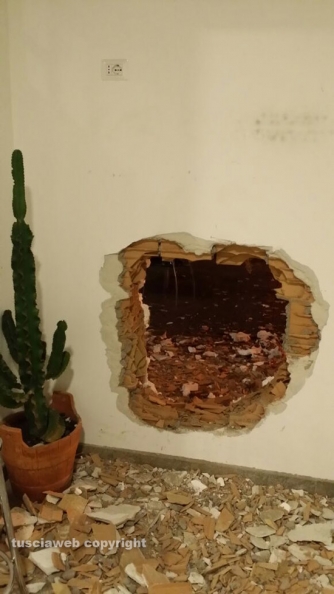 I ladri sfondano la parete di un ba