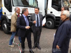 Il sindaco Marini in piazza per la presentazione dei mezzi