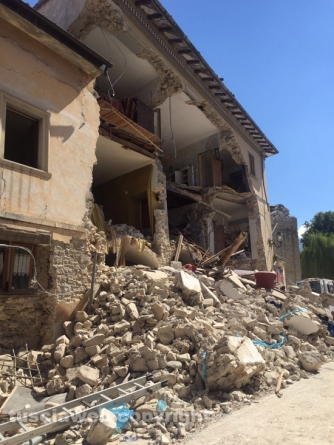 Terremoto - Pescara del Tronto distrutta