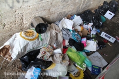 Viterbo - Pezzi di auto abbandonati