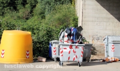 Viterbo - Pezzi di auto abbandonati